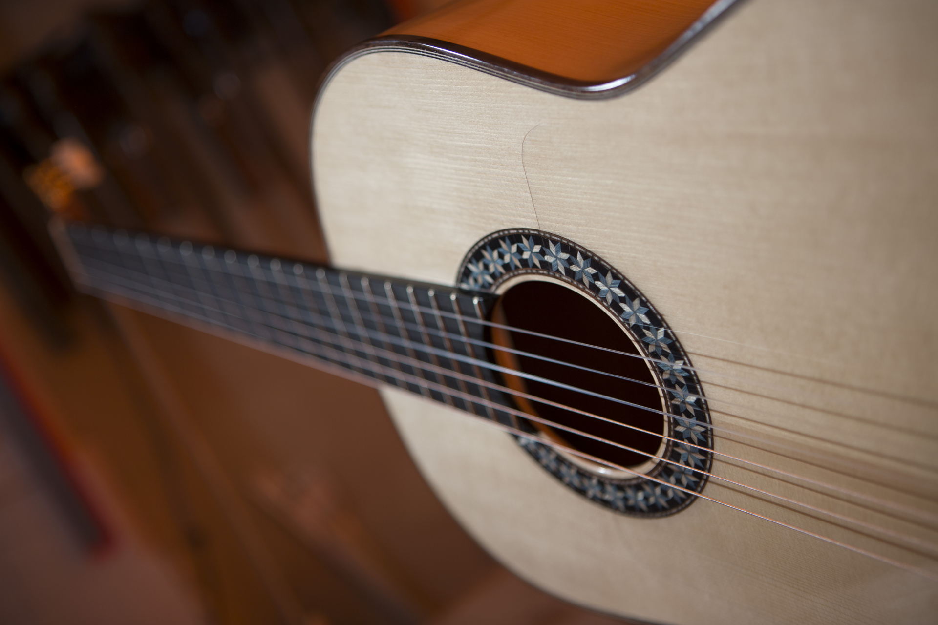 Detalle de una guitarra flamenca artesanal de Óscar Muñoz
